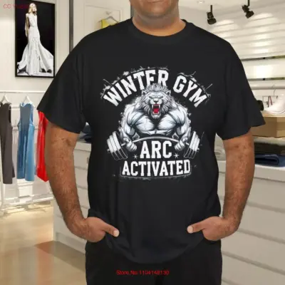 Aktivna lavlja fitnes majica za zimsku teretanu.