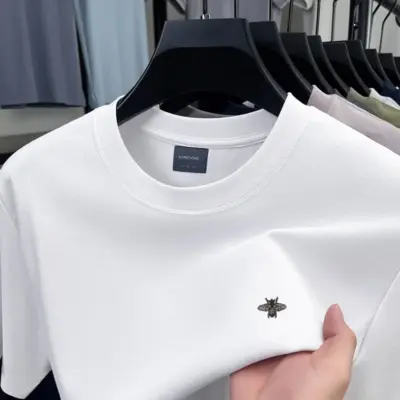 Kvalitetna svilena pamučna majica sa printom i aplikacijom pčele - muška sportska majica.  Luxurious Silk Bee Print T-shirt