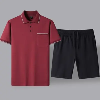 Letnji muški casual set sa polo košuljom kratkih rukava za modne sredovečne i starije očeve.  Muški letnji casual set sa kratkim rukavima - sredovečni i stari očevi.
