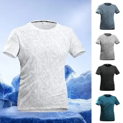 "Letnja sportska majica sa geometrijskim printom"