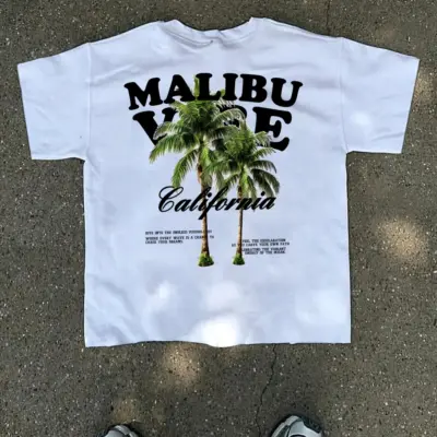 Letnji muški stil sa palmama bez printa.