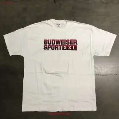 "Bela majica Budweiser sa sportivnim detaljima"