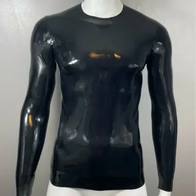 Gumena majica dugih rukava sa okruglim izrezom.