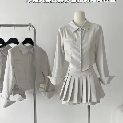 "Klasični Gyaru Polo-Neck Outfit"