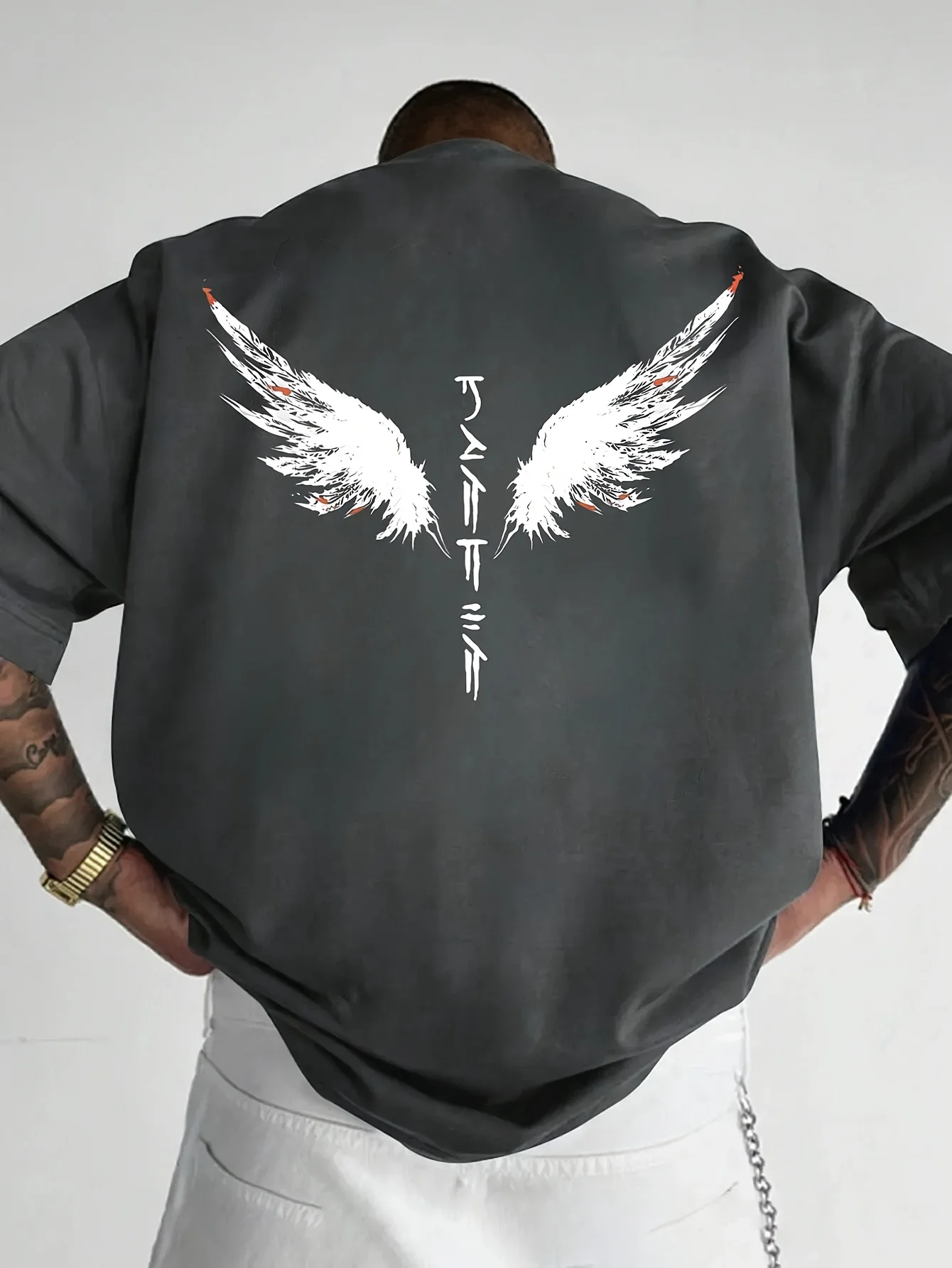 Kratak muški letnji T-shirt sa krakuroznom šarom i okruglim izrezom od 100% pamuka - Slika 3