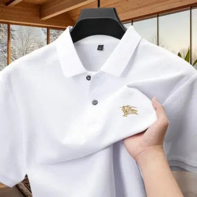 Luksuzna pamučna muška polo majica brenda Paul sa personalizovanim vezom ponija, od 100% čistog pamuka, udobna i savršena za letnje trendove.  "Muška polo majica Paul - luksuzna pamučna letnja trend"