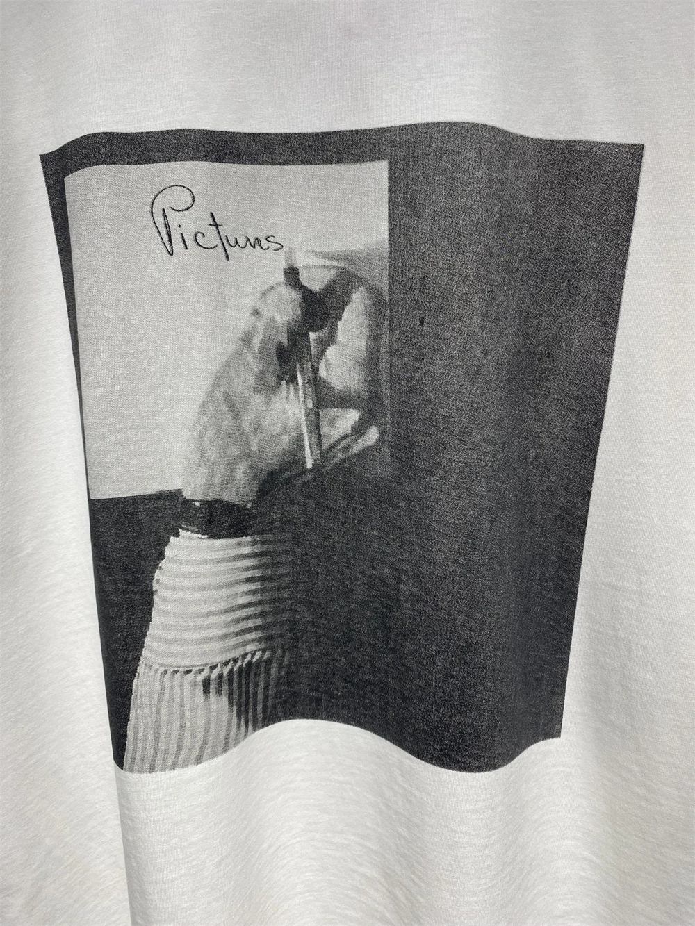"Crno-beli retro print majica od teškog materijala za muškarce i žene" - Slika 4