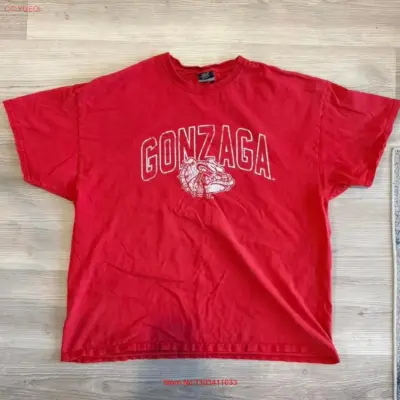 "Crvena majica sa Gonzaga Bulldogs natpisom"