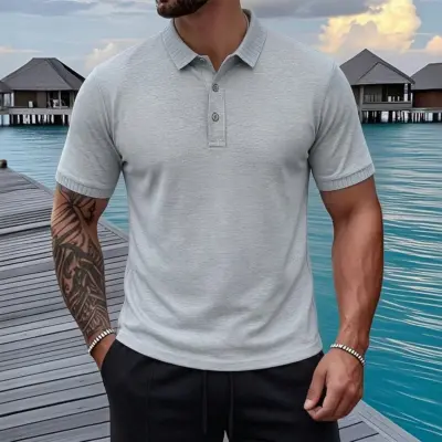 Polo majica za muškarce u svetlo sivoj boji sa kratkim rukavima - idealna za opušteni stil na plaži ili u prirodi