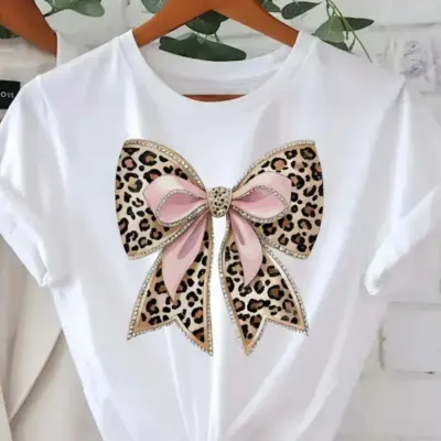 "Ženski beli T-shirt sa leopard print mašnom - elegantan i casual"
